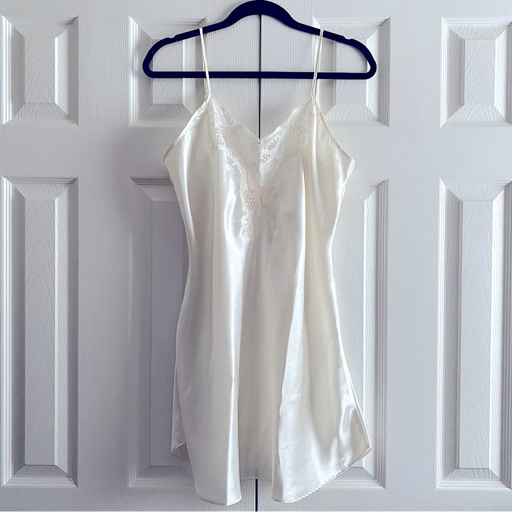 ADONNA VINTAGE SATIN LACE CHEMISE NIGHT GOWN ROMANTIC WHIMSY M